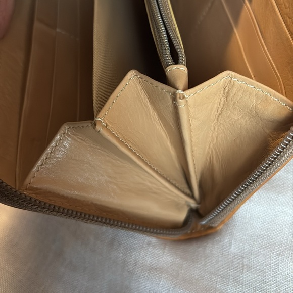 Dior Tan Wallet with Iconic Monogram Design - Picture 15 of 16